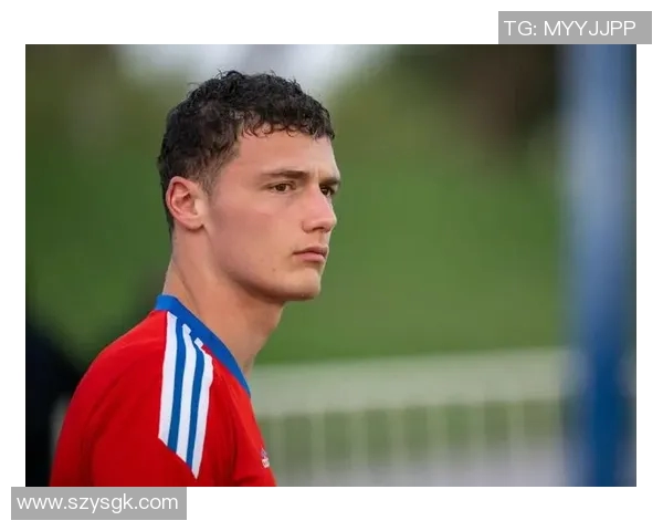 足球明星在镜头前展现真实自我与训练日常的自拍视频分享